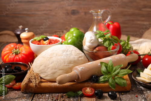 Tableau sur toile raw dough pizza with ingredients