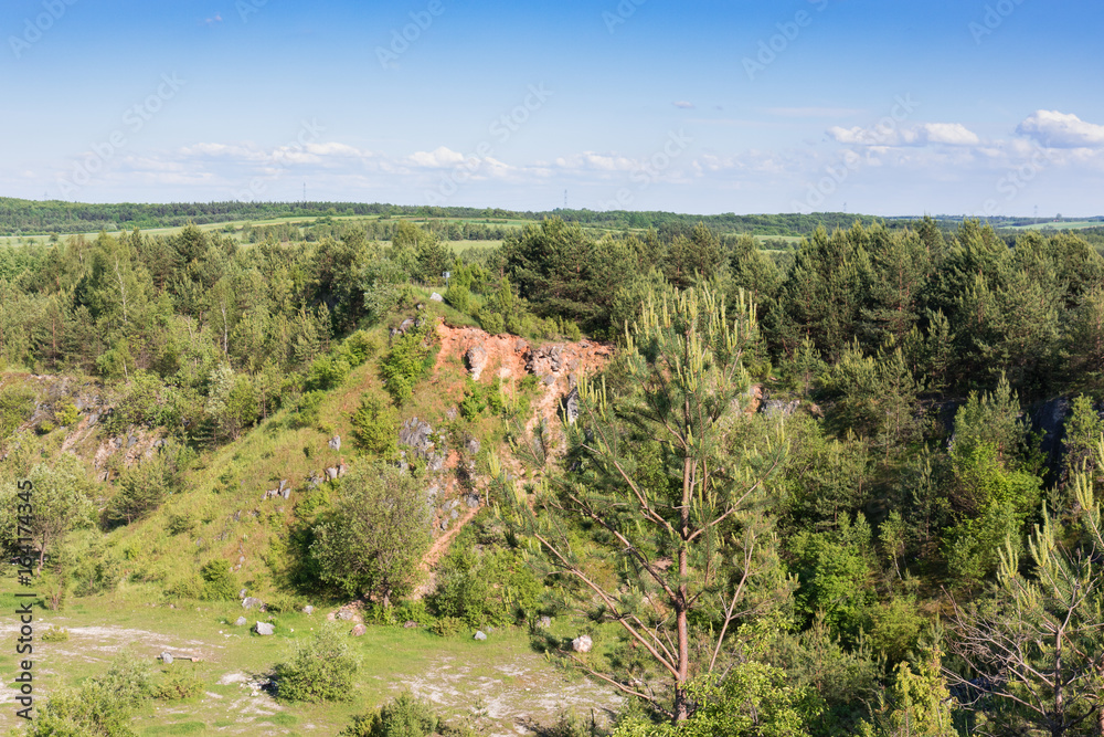 Fototapeta premium Widok na kamieniołom na Jurze Krakowsko-Częstochowskiej