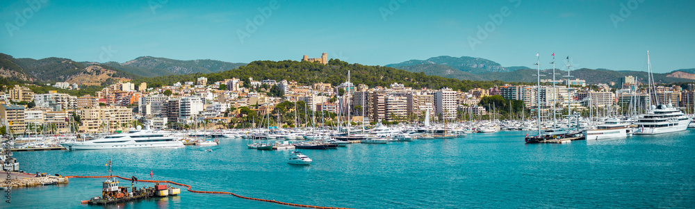 Jachthafen auf Mallorca vor Bergen und Castell de Bellver - Palma de Mallorca, Spanien