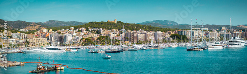Jachthafen auf Mallorca vor Bergen und Castell de Bellver - Palma de Mallorca, Spanien photo