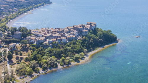 vista aerea del borgo di anguillara sabazia, piccolo comune situato lungo le rive del lago di Bracciano. Il paese è costruito a picco sull'acqua.