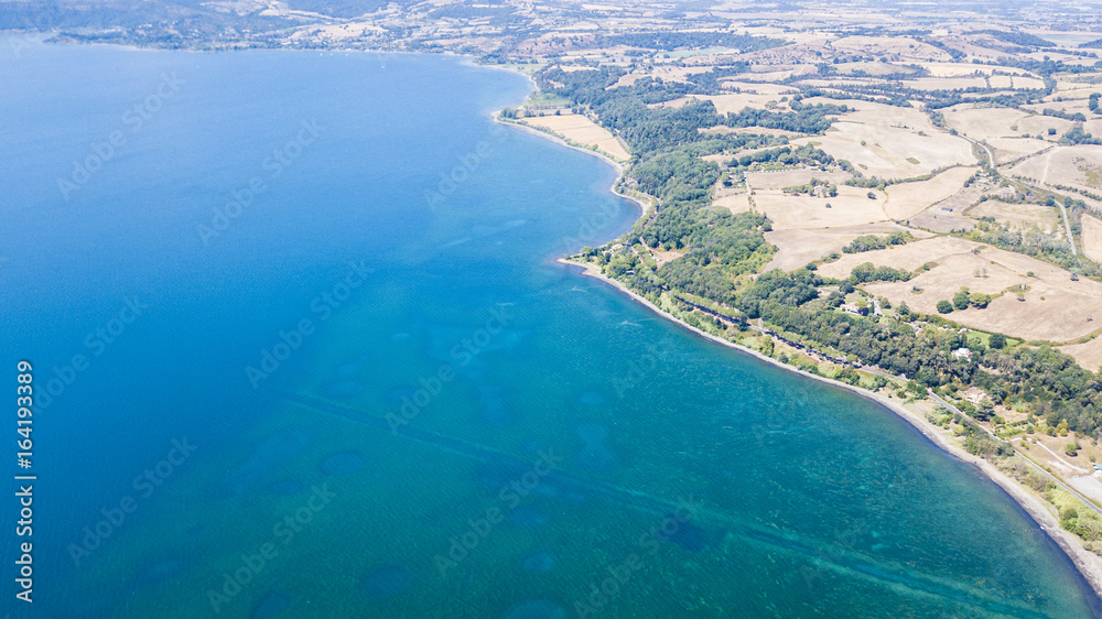 Vista aerea del lago di Bracciano dal comune di Anguillara Sabazia durante una bella giornata di sole. In acqua non ci sono barche