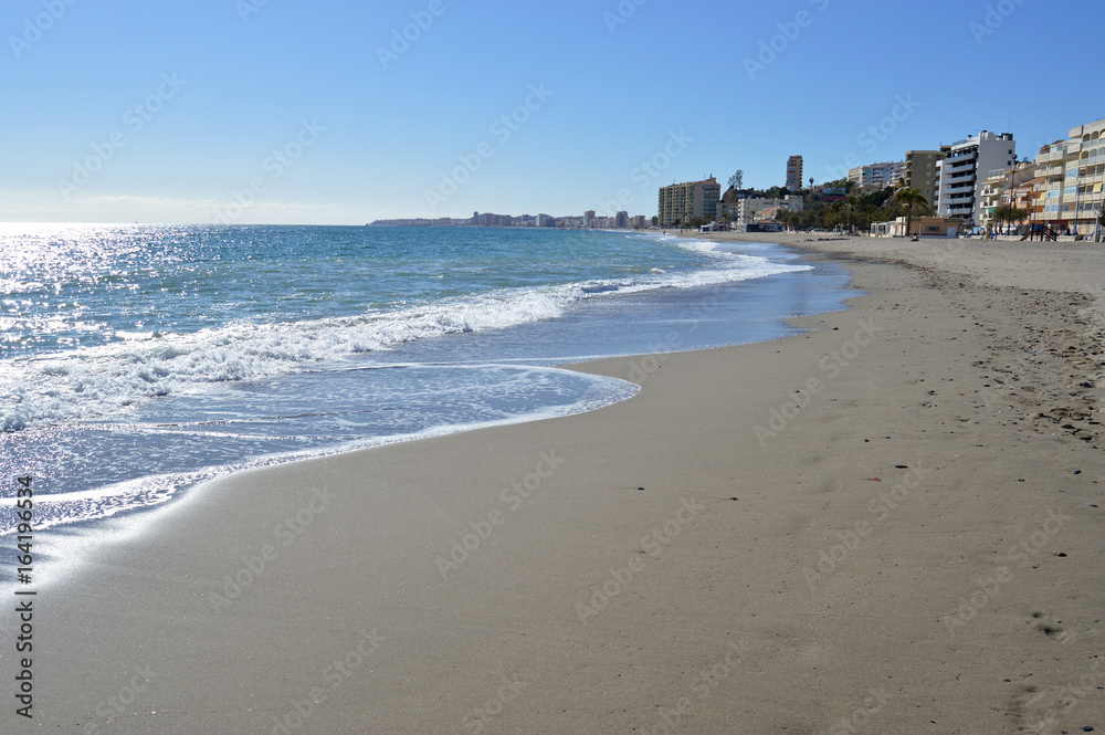Orilla, arena y agua. Playa de Carvajal, Los Boliches, costa, Fuengirola, Málaga. Mar, paisaje marítimo
