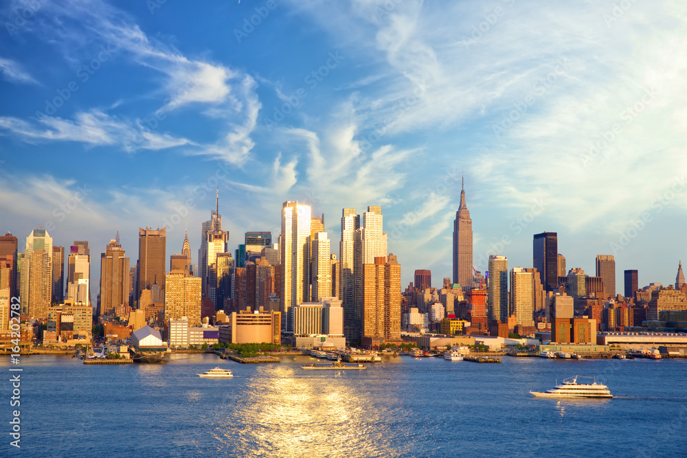 New York City Midtown Manhattan skyline before sunset over Hudson River - obrazy, fototapety, plakaty 