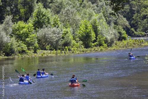Remando en Kayak por el río