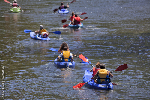 Gente remando en canoa por el río photo