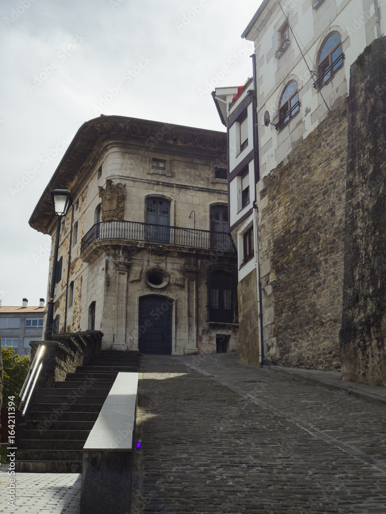 El Palacio Montalivet construido en el siglo XVIII es un edificio de aspecto señorial con un escudo de armas en Mutriko , en la costa del País Vasco, España, en la primavera de 2017