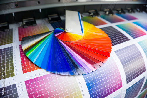 Farbfächer für Klebefolien in der Werbetechnik