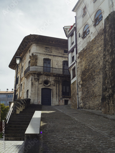 El Palacio Montalivet construido en el siglo XVIII es un edificio de aspecto señorial con un escudo de armas en Mutriko , en la costa del País Vasco, España, en la primavera de 2017 © acaballero67