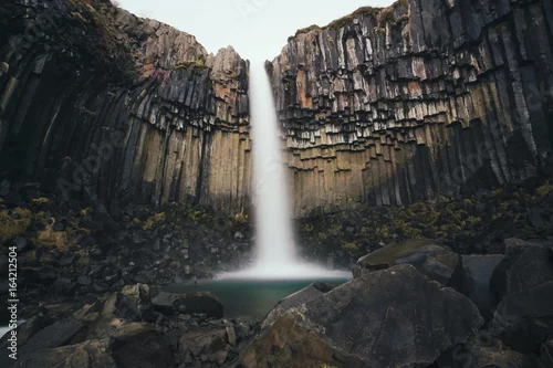 Fototapeta samoprzylepna Svartifoss, wodospad w Skaftafell na Islandii