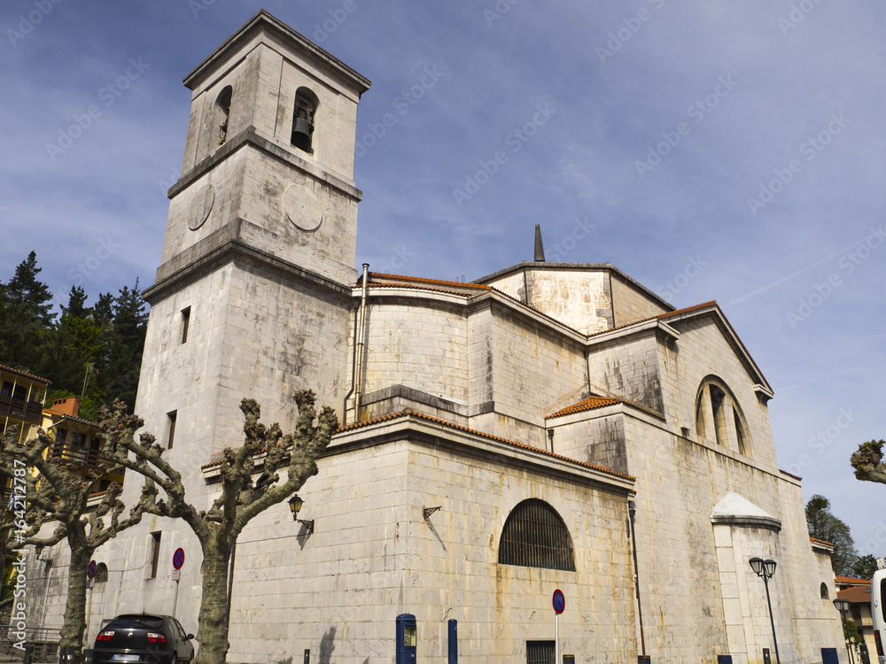 Iglesia de Mutriko , en la costa del País Vasco, España, en la primavera de 2017