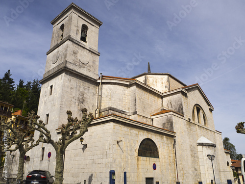 Iglesia de Mutriko , en la costa del País Vasco, España, en la primavera de 2017