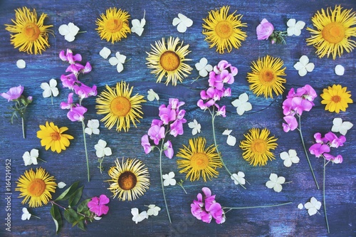 Fototapeta Naklejka Na Ścianę i Meble -  Grußkarte - Blumen - Flat lay