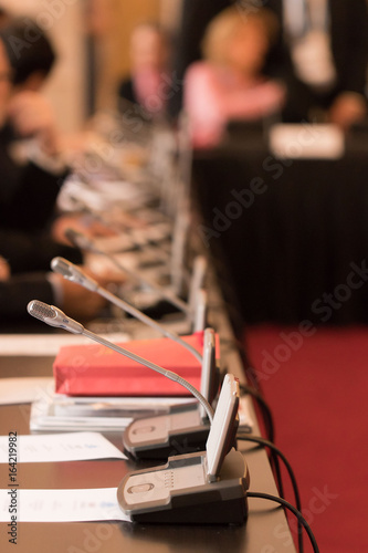 Mikrophone während einer Pressekonferenz/ Sitzungssaal