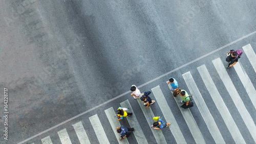 Canvas Print the busy city crowd move to pedestrian crosswalk on businees traffric road (Aeri