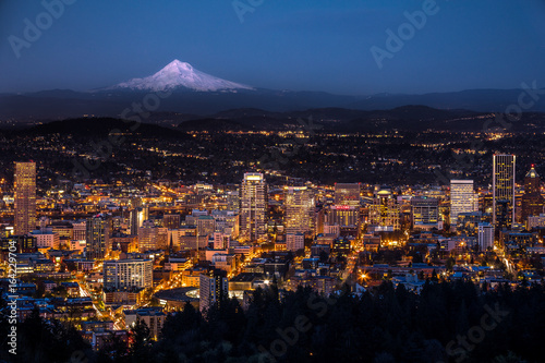 Fototapeta Naklejka Na Ścianę i Meble -  Portland and Mount Hood at Twilight