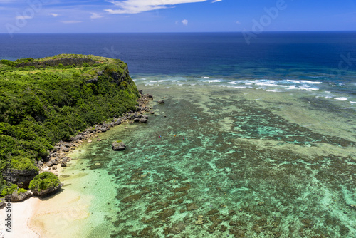 宮城島の果報バンタのサンゴ礁の海 photo