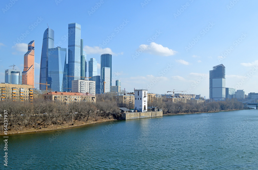 Москва, Шелепихинская набережная. Жилые многоэтажные дома и современные небоскребы 