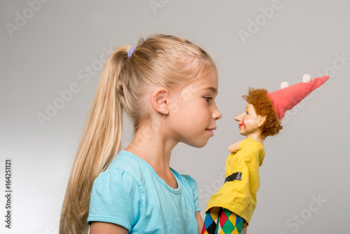 junges Mädchen spielt mit der Handpuppe des Kaspers