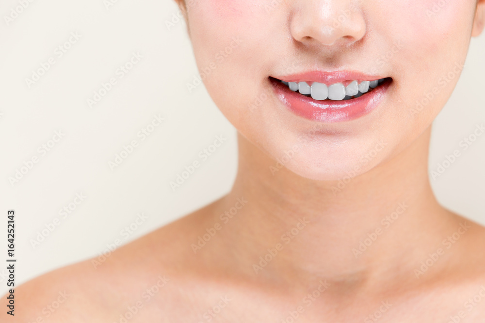 Obraz premium 歯・若い女性