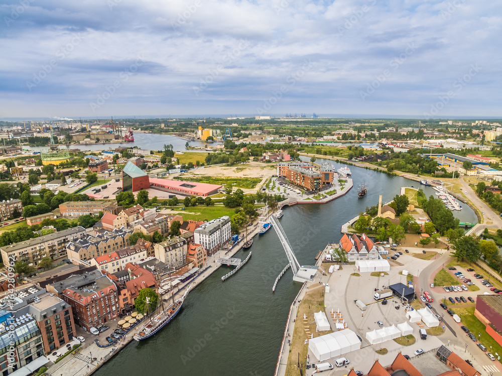 Gdańsk z lotu ptaka. Krajobraz gdańska z rzeką Motławą, zwodzonym mostem.