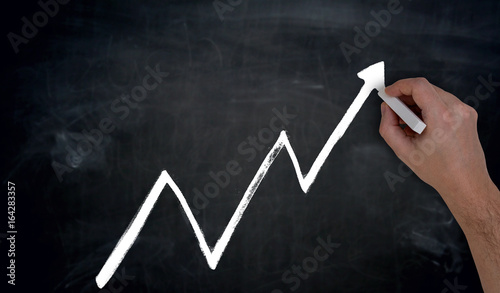 Graph wird von Hand auf Tafel gemalt