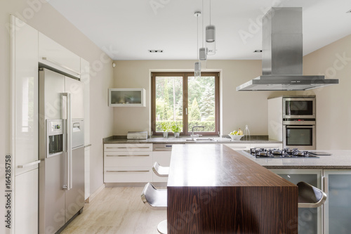 Modern and spacious kitchen © Photographee.eu