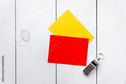 Fotografia red and yellow cards on wooden background top view