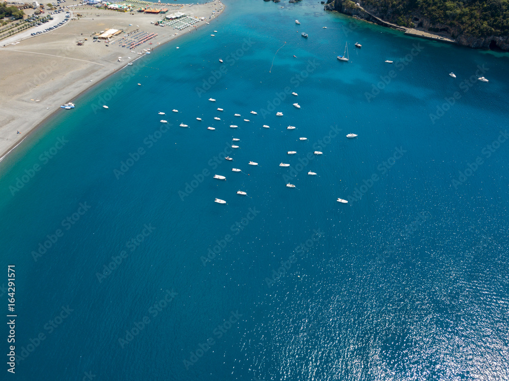 Vista aerea della spiaggia e dell'isola di Dino. Praia a Mare, Provincia di Cosenza, Calabria, Italia. 26/06/2017. Vista aerea dell’isola, vacanze e mare
