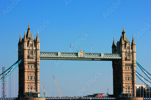 vue du tower bridge de londres sous le soleil et un beau ciel bleu 