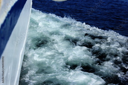 rough sea, vapour trail