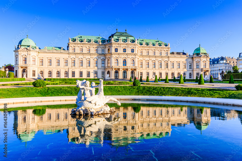 Vienna, Austria. Upper Belvedere Palace with reflection in the water fountain. - obrazy, fototapety, plakaty 