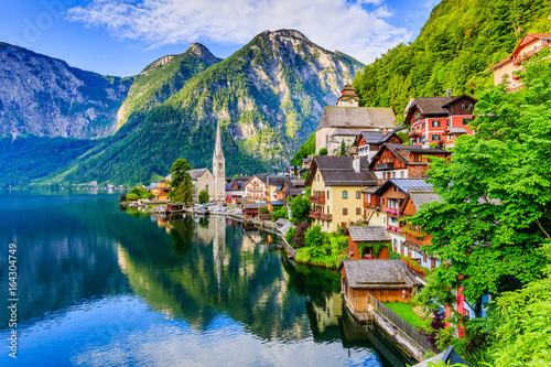 Obraz na płótnie Hallstatt, Austria. Mountain village in the Austrian Alps at twilight. w salonie