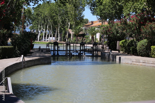 écluse sur le canal du midi photo