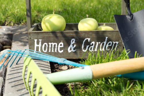 Gartenzeit / Kiste mit den Worten Home and Garden in einem Garten photo