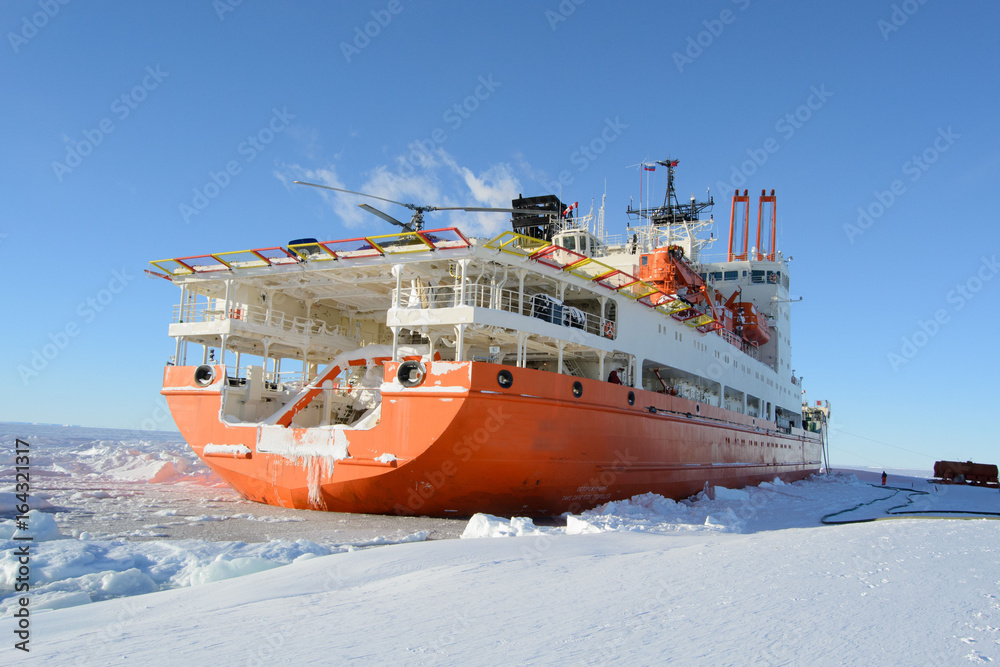 Fototapeta premium Expedition ship