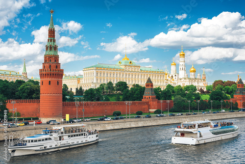 Fototapeta Naklejka Na Ścianę i Meble -  View of the Kremlin from the bridge