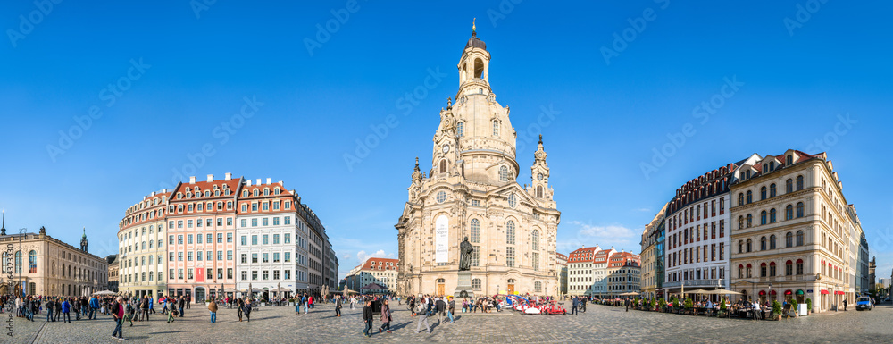 Fototapeta premium Neumarkt Panorama in Dresden mit Frauenkirche, Sachsen, Deutschland