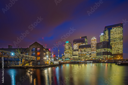 Fototapeta Naklejka Na Ścianę i Meble -  London, England - The skyscrapers of Canary Wharf financial district and residential buildings at the docklands of London by night