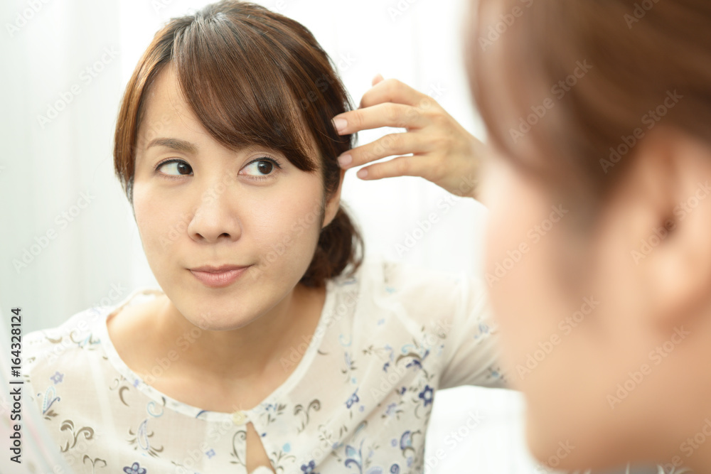 ヘアケアに不満な女性 