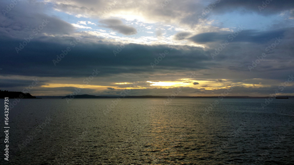 Obraz premium Sunset through clouds