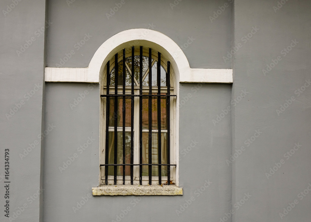 Obraz premium Window on the gray brick wall of old building