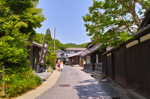 京都 奥嵯峨の鳥居本町の町並みと女性二人の観光客