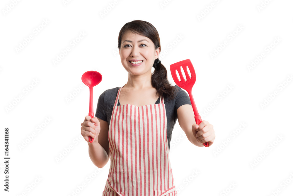 女性 エプロンをしている主婦 白背景