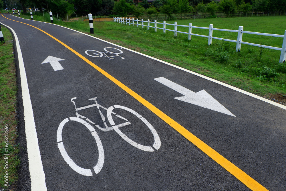 Obraz premium Bicycle signs on the bicycle way.