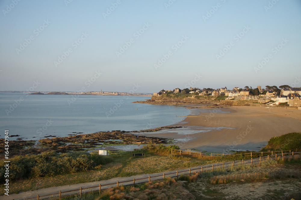 Vue sur mer sur un paysage typique de Bretagne Vue sur mer sur un paysage typique de Bretagne