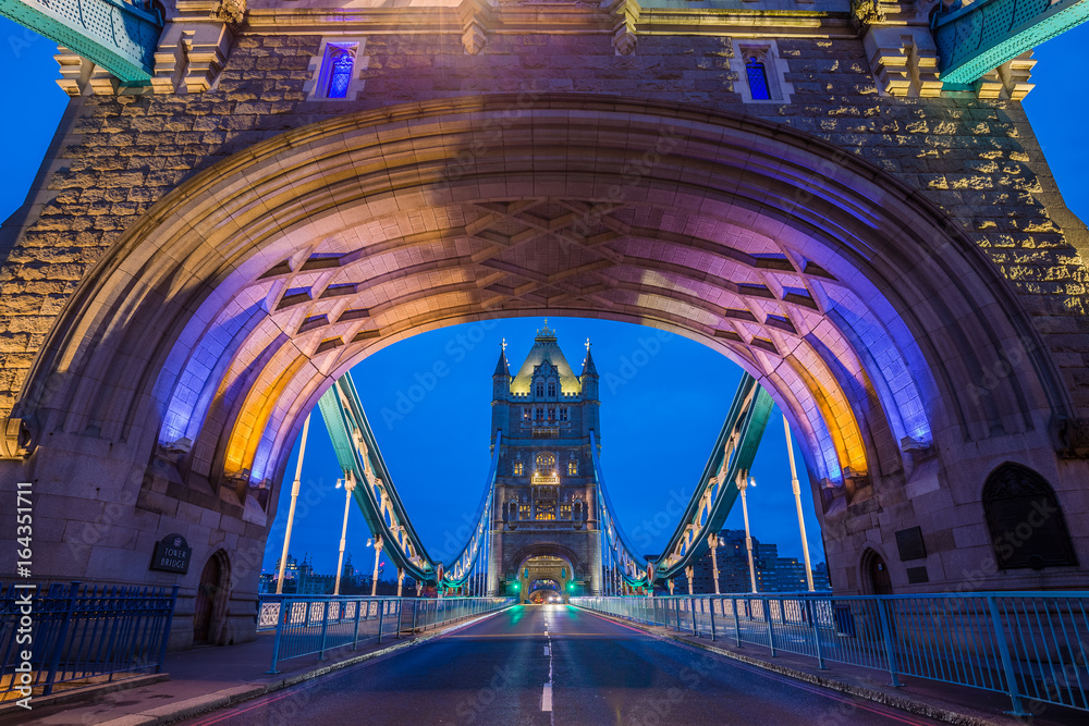 Obraz premium London, England - Entrace of the beautiful colorful Tower Bridge at early in the morning with blue sky and no people