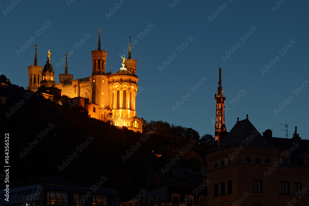 Naklejka premium Heure bleue sur la Basilique de Fourvière