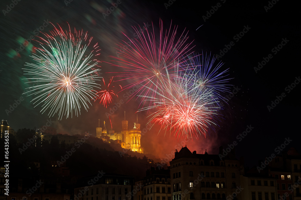 Feu d'Artifice sur la basilique de Fourvière Feu d'Artifice sur la basilique de Fourvière