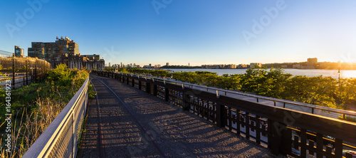 Canvas Print Summer panoramic view from the High Line promenade at sunset with the Hudson River (near Hudson yards and 34th Street)